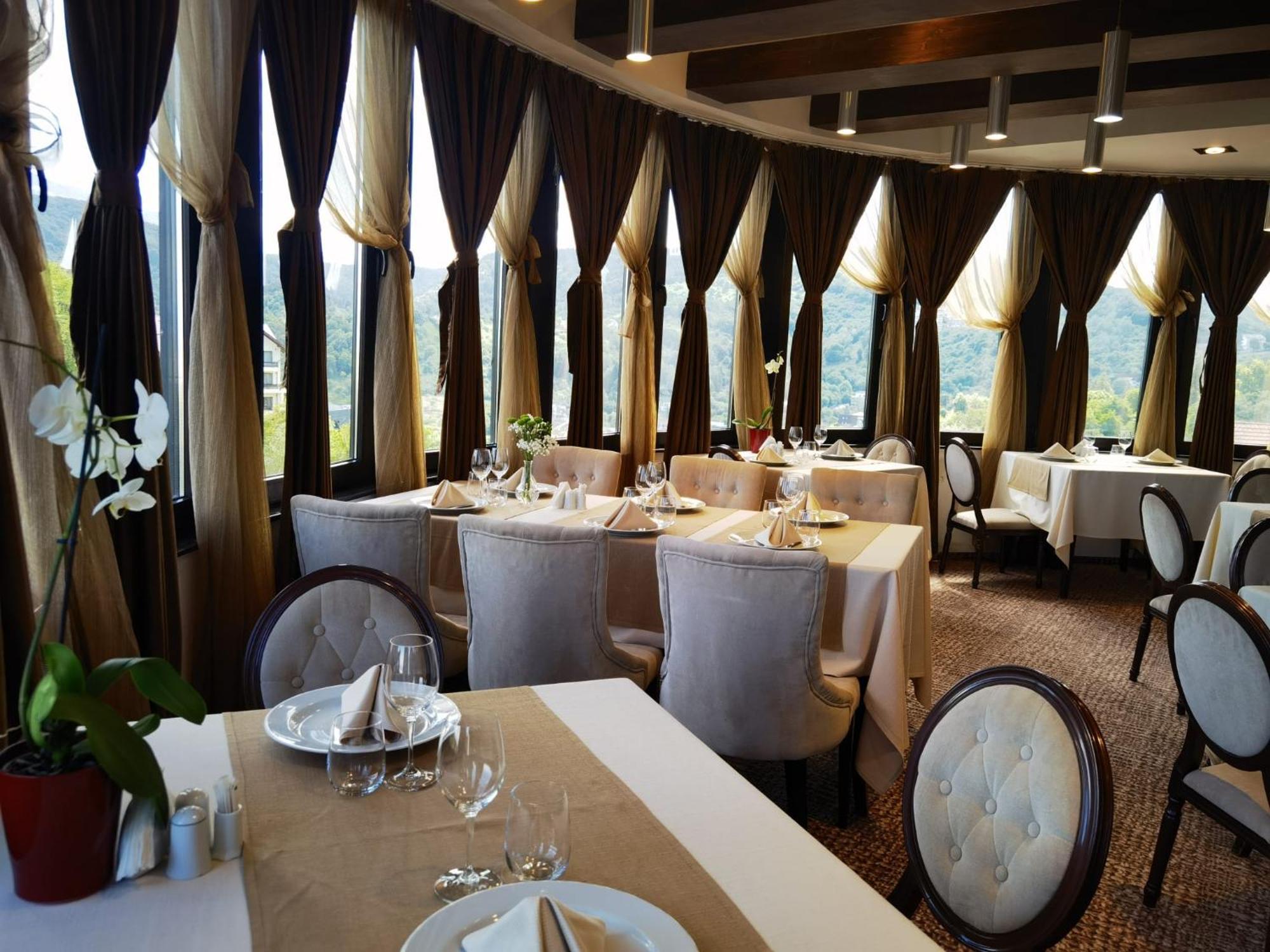 Grand Hotel Belvedere Brasov Bagian luar foto